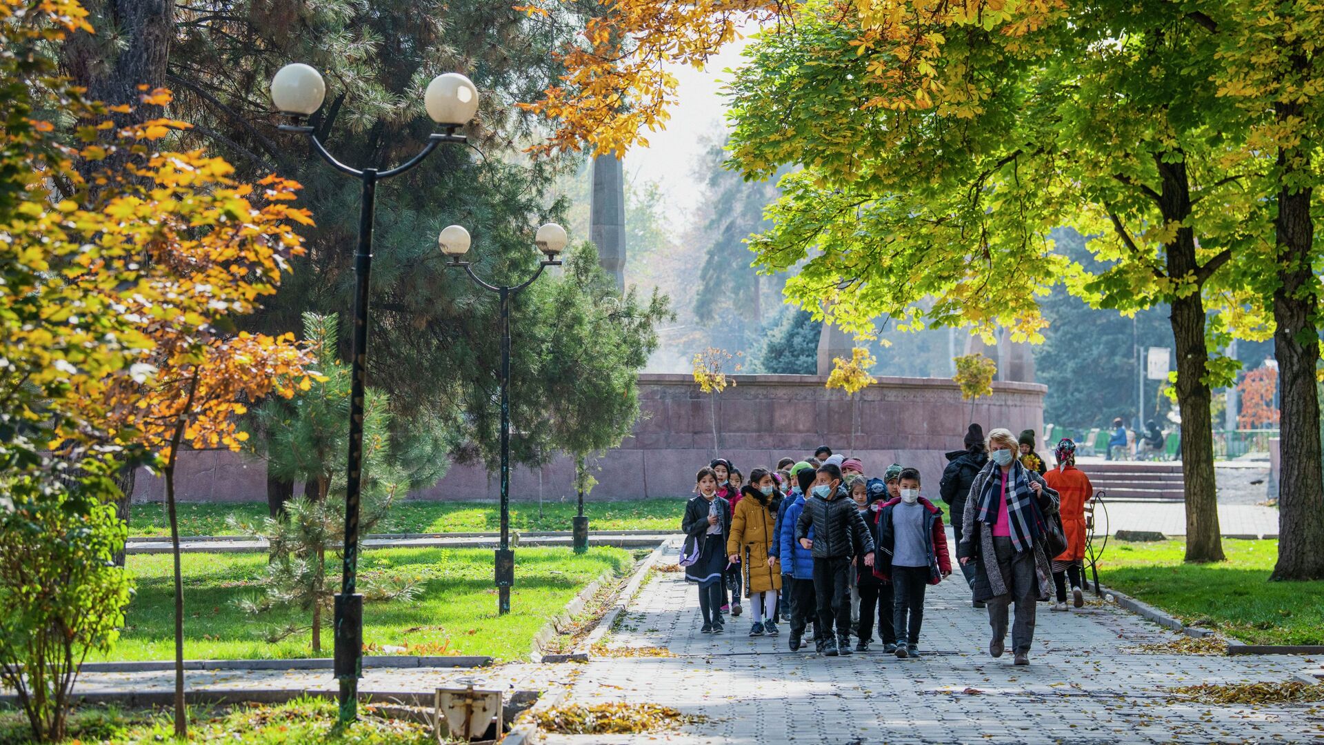 Школьная группа гуляет в парке им. Чингиза Айтматова в Бишкеке. Архивное фото - Sputnik Кыргызстан, 1920, 27.11.2023
