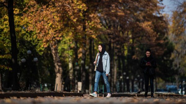 Девушки гуляют по парку им. Чингиза Айтматова в Бишкеке. Архивное фото - Sputnik Кыргызстан