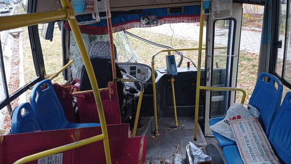 Пассажирский автобус врезался в тополь по проспекту Чингиза Айтматова в Бишкеке - Sputnik Кыргызстан