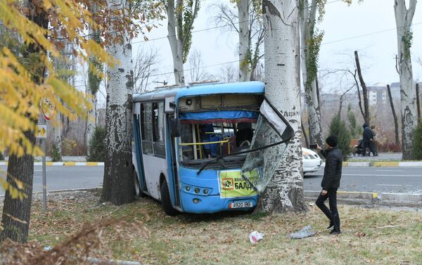 Бишкекте кырсыктаган автобус - Sputnik Кыргызстан