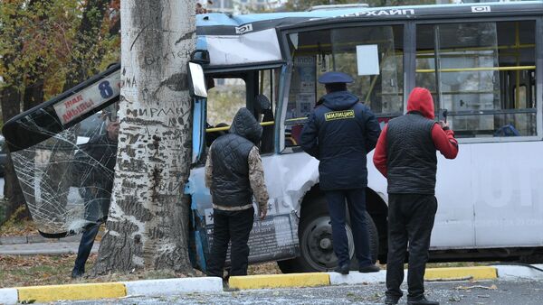 Пассажирский автобус врезался в тополь по проспекту Чингиза Айтматова в Бишкеке. 29 октября 2021 года - Sputnik Кыргызстан
