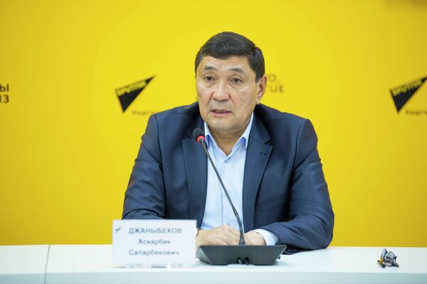 Представители Министерства сельского, водного хозяйства и развития регионов рассказали на брифинге, как эта ситуация отразилась на урожае, и поделились планами на будущий год - Sputnik Кыргызстан