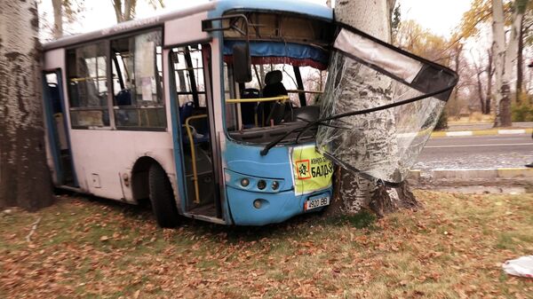 В ДТП с автобусом пострадали более 20 бишкекчан — видео о жесткой аварии - Sputnik Кыргызстан