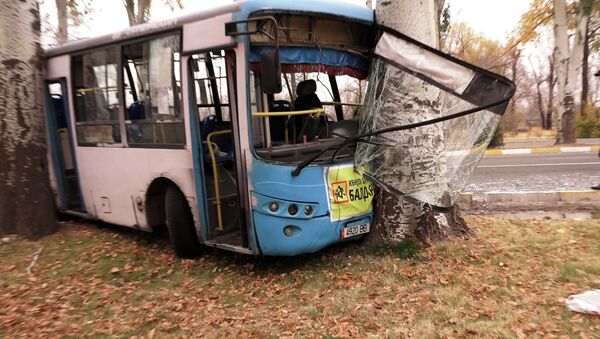 В ДТП с автобусом пострадали более 20 бишкекчан — видео о жесткой аварии - Sputnik Кыргызстан
