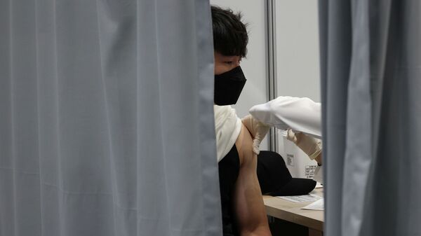 Мужчина получает вакцины от COVID-19. Архивное фото - Sputnik Кыргызстан