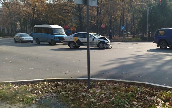 Одна машина в результате аварии врезалась в электрический столб, другая осталась на перекрестке, а третья остановилась на обочине - Sputnik Кыргызстан