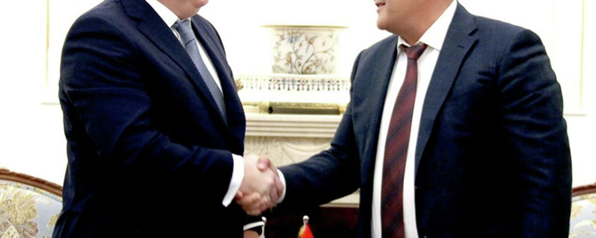 Встреча заместителя главы кабмина Камчыбека Ташиева и главы АО Рособоронэкспорт Александра Михеева - Sputnik Кыргызстан, 1920, 30.10.2021