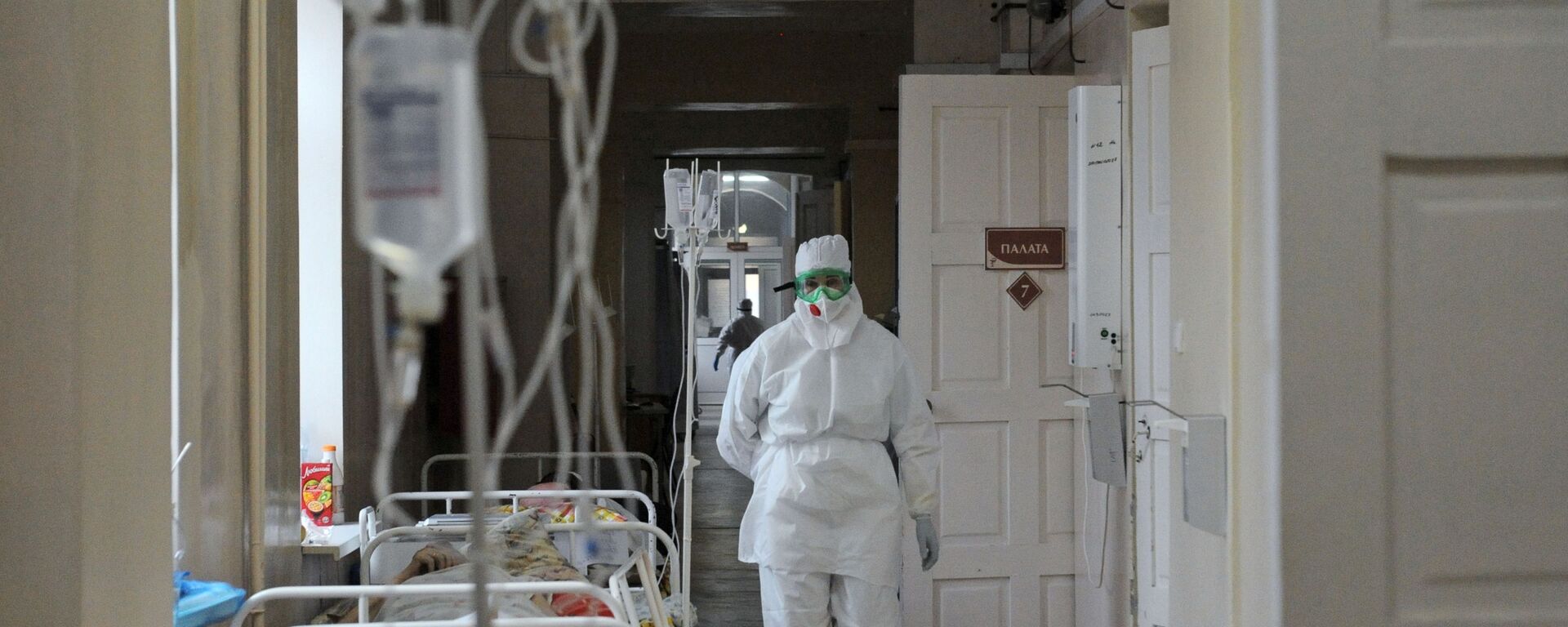 Медицинская сестра идет по больничному коридору. Архивное фото - Sputnik Кыргызстан, 1920, 31.10.2021