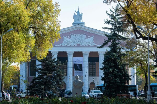 Панихида состоялась в здании Кыргызского национального академического театра оперы и балета имени А. Малдыбаева - Sputnik Кыргызстан