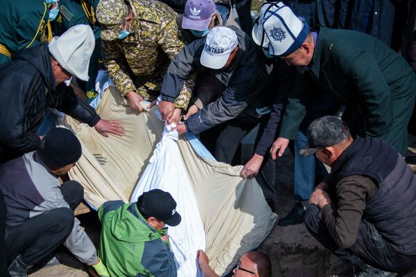 Похороны провели по мусульманской традиции  - Sputnik Кыргызстан