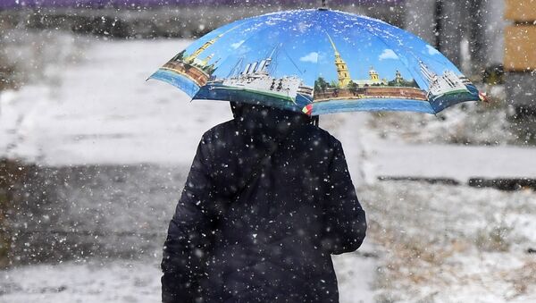 Женщина идет под зонтом во время снегопада. Архивное фото - Sputnik Кыргызстан