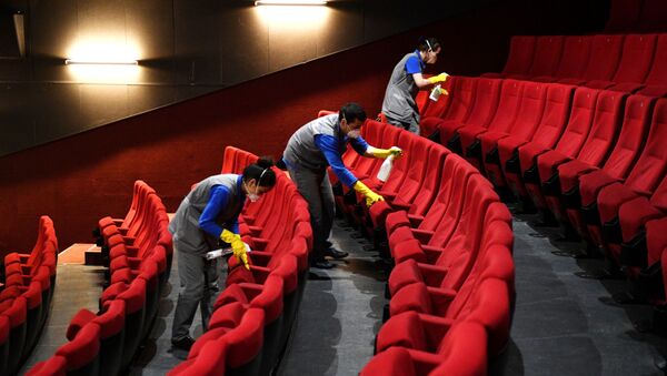 Сотрудники клининговой службы производят санитарную обработку кресел в кинотеатре. Архивное фото - Sputnik Кыргызстан
