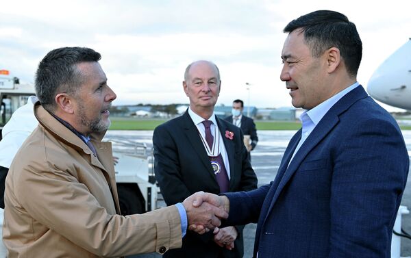Борт главы государства приземлился в международном аэропорту Глазго, где его встретили высокие представители королевы Елизаветы II и британского правительства - Sputnik Кыргызстан