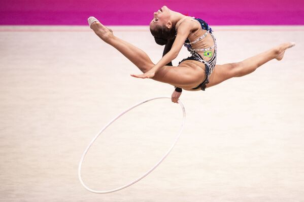 Бразилиялык спортчу Китакюсю (Япония) шаарындагы Көркөм гимнастика боюнча дүйнө чемпионатында бийлеп жатат - Sputnik Кыргызстан
