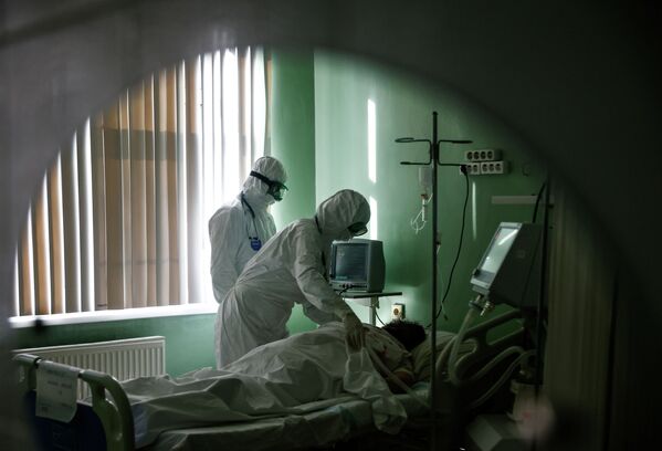 Медики в палате пациента с COVID-19 в городской клинической больнице в Орле (Россия).За последние сутки в РФ подтверждено 1 158 смертей. За весь период в России умерли 238 538 человек. - Sputnik Кыргызстан