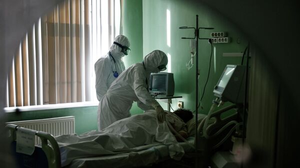 Медициналык кызматкерлер COVID-19 менен ооруган бейтаптын бөлүмүндө - Sputnik Кыргызстан