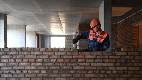 Рабочий кладет кирпич на строительной площадке жилого дома. Архивное фото - Sputnik Кыргызстан