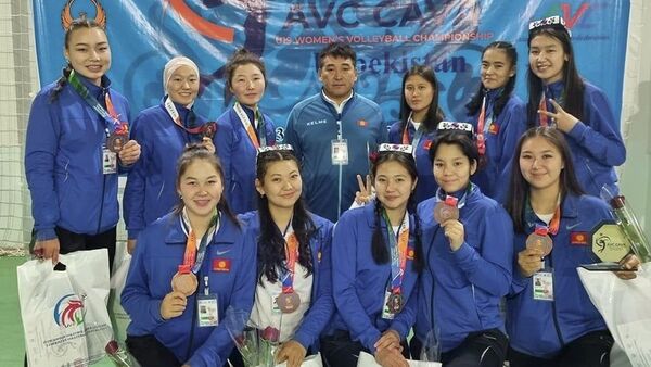 Кыргызстандын волейбол боюнча 19 жашка чейинки кыздар курама командасы Азия аймактык чемпионатында үчүнчү орунду ээледи - Sputnik Кыргызстан