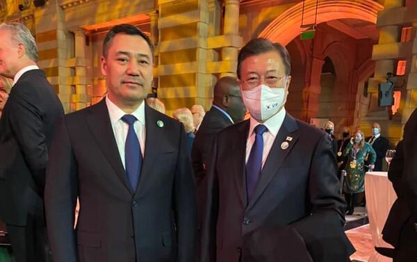 Президент Кыргызстана с южнокорейским лидером Мун Чжэ Ином - Sputnik Кыргызстан