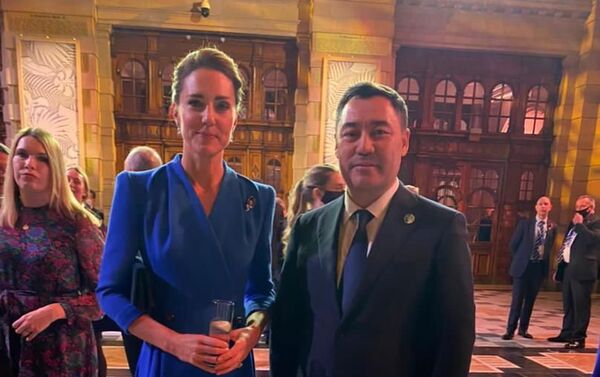 В ходе торжественного приема от имени королевской семьи Жапаров также сфотографировался с герцогиней кембриджской — супругой принца Уильяма Кейт Миддлтон - Sputnik Кыргызстан