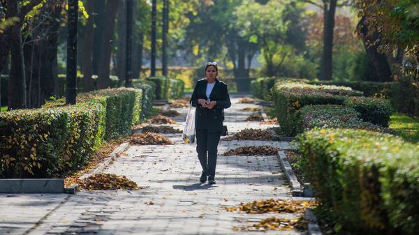 Девушка гуляет по парку им. Ч. Айтматова в Бишкеке. Архивное фото - Sputnik Кыргызстан