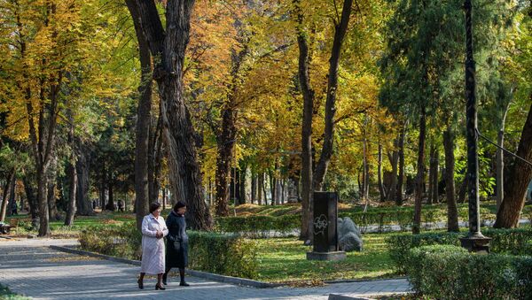 Женщины гуляют по Дубовому парку в Бишкеке - Sputnik Кыргызстан