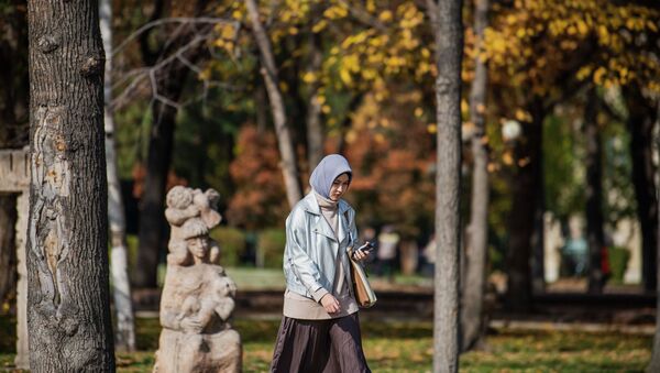Девушка во время прогулки по Дубовому парку в Бишкеке - Sputnik Кыргызстан