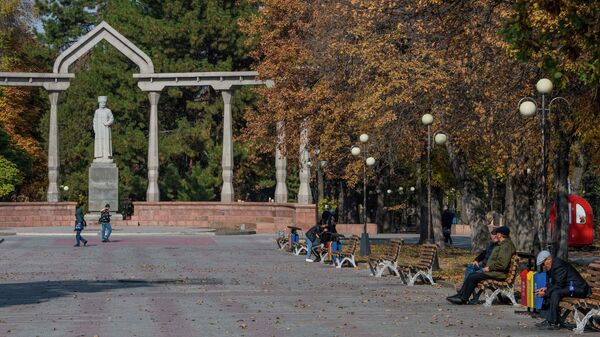 Люди у памятника Курманджан Датки в Бишкеке. Архивное фото - Sputnik Кыргызстан