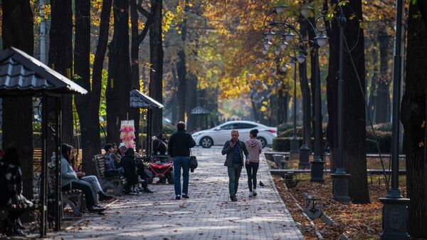 Люди гуляют по проспекту Эркиндик в Бишкеке в осеннюю погоду. Архивное фото  - Sputnik Кыргызстан