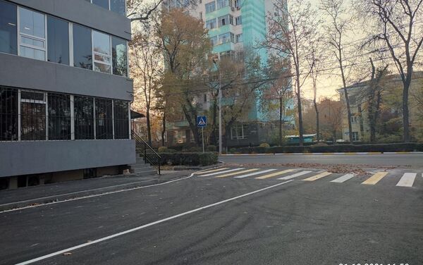 В Бишкеке открыли для проезда улицу Абдымомунова на отрезке от Тоголока Молдо до проспекта Манаса - Sputnik Кыргызстан
