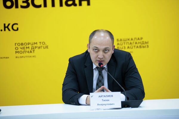 На вопросы журналистов ответил заместитель министра энергетики и промышленности Тилек Айталиев - Sputnik Кыргызстан