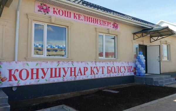 Ключи от квартир вручал зампредседателя кабмина, председатель ГКНБ Камчыбек Ташиев - Sputnik Кыргызстан