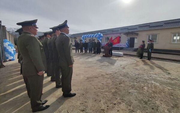 В Иссык-Кульской области построили четыре служебных дома для сотрудников Госкомитета национальной безопасности - Sputnik Кыргызстан