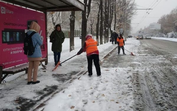 Сотрудники муниципального предприятия Тазалык с ночи очищают улицы Бишкека от снега - Sputnik Кыргызстан