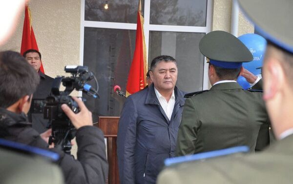 Ключи вручал зампредседателя кабмина, председатель ГКНБ Камчыбек Ташиев - Sputnik Кыргызстан