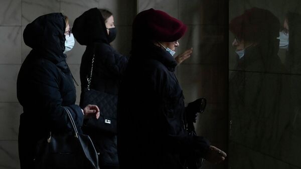 Пассажиры в масках проходят через холл московского метро - Sputnik Кыргызстан
