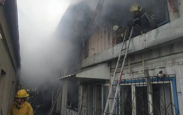 На месте происшествия работали три пожарных расчета - Sputnik Кыргызстан