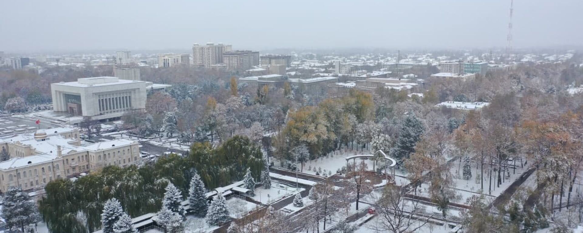 Осенний Бишкек под снежным одеялом — красивое видео с дрона - Sputnik Кыргызстан, 1920, 04.11.2021