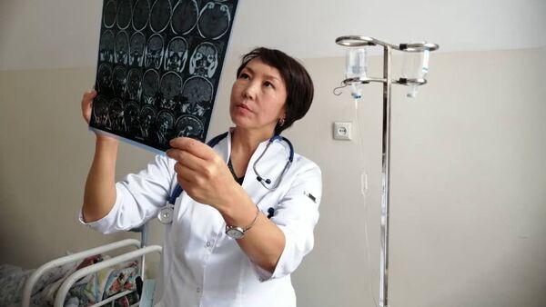 Улуттук госпиталдын № 3 неврология бөлүмүнүн неврологу Дариха Бакаева  - Sputnik Кыргызстан