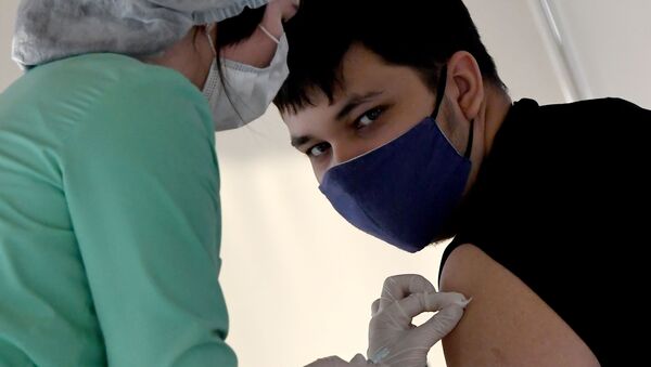 Молодой человек вакцинируется от COVID-19 - Sputnik Кыргызстан
