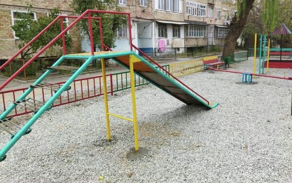 В Джалал-Абаде возле одного из многоэтажных домов соорудили детскую площадку, внешний вид которой вызывает неоднозначную реакцию - Sputnik Кыргызстан