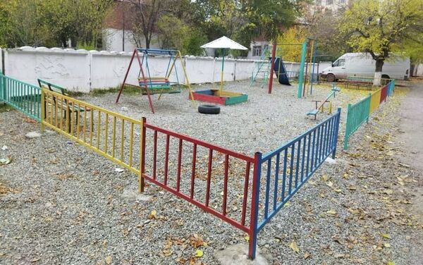 В пресс-службе мэрии сообщили, что деньги были выделены на возведение 12 аналогичных детских площадок по городу. - Sputnik Кыргызстан
