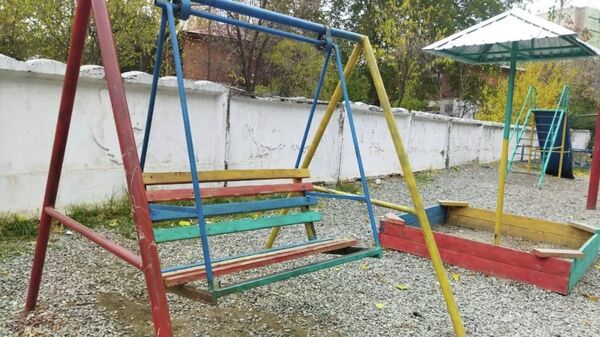 Детская площадка построенная мэрией в одном из дворов города Джалал-Абад - Sputnik Кыргызстан