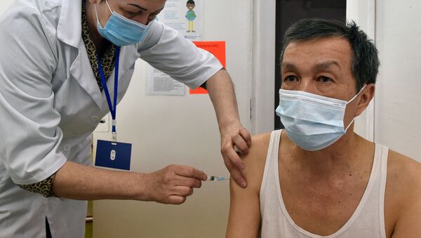Мужчина получает вакцину против COVID-19 в Бишкеке. Архивное фото - Sputnik Кыргызстан