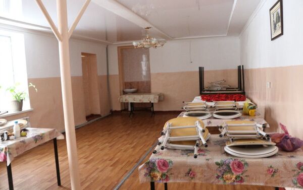 В приюте оказывают помощь и поддержку женщинам с детьми в виде предоставления временного ночлега, обеспечения одноразовым горячим питанием и медосмотра - Sputnik Кыргызстан