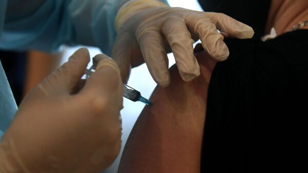 Медицинский сотрудник делает прививку от COVID-19. Архивное фото - Sputnik Кыргызстан