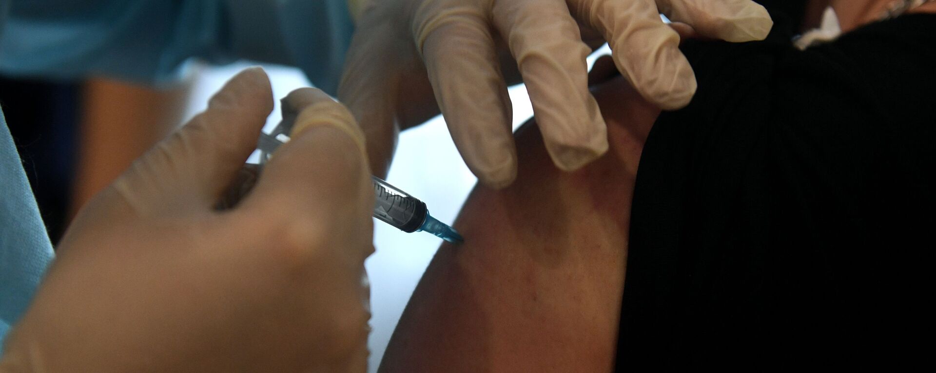 Медицинский сотрудник делает прививку от COVID-19. Архивное фото - Sputnik Кыргызстан, 1920, 05.11.2021