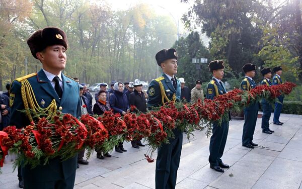 В Оше состоялось возложение цветов к памятникам исторических деятелей в рамках Дней истории и памяти предков - Sputnik Кыргызстан