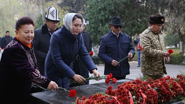 В Оше состоялось возложение цветов к памятникам исторических деятелей в рамках Дней истории и памяти предков - Sputnik Кыргызстан