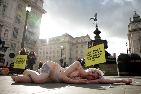 Участницы зоозащитной организации PETA провели акцию протеста на площади Пиккадилли в Лондоне во Всемирный день вегана - Sputnik Кыргызстан